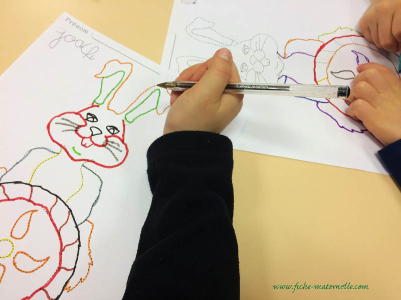 Repasser les pointillés qui dessinent le lapin de Roule Galette